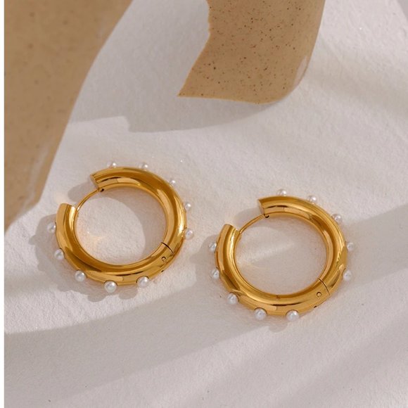 Vintage 18K Gold Hoop Earrings With Imitation Pearls - Picture 4 of 13